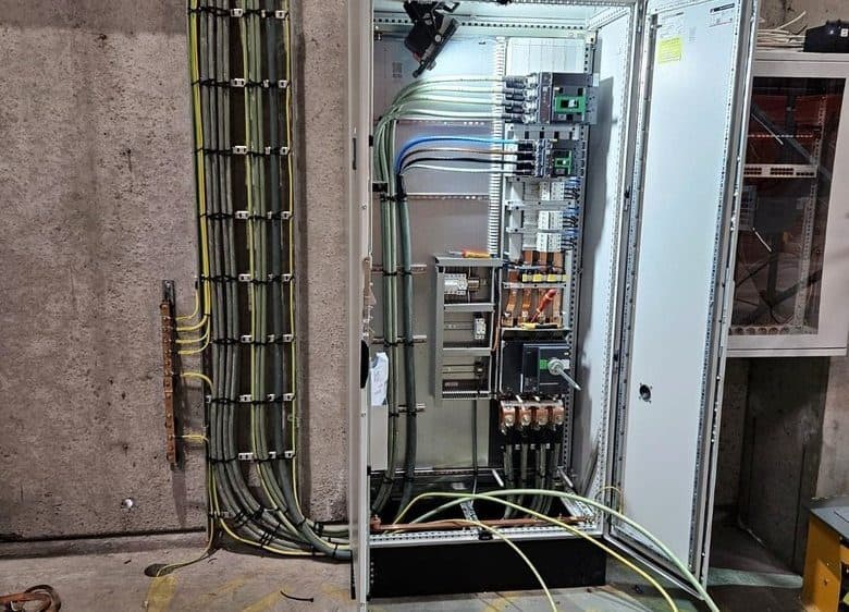 Kast met meerdere kringen en kabeltracés