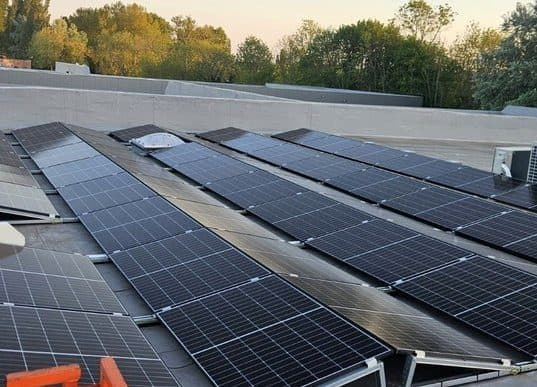 Zonnepanelen op bedrijfsdak